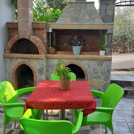 Reshat Caca Aparthotel