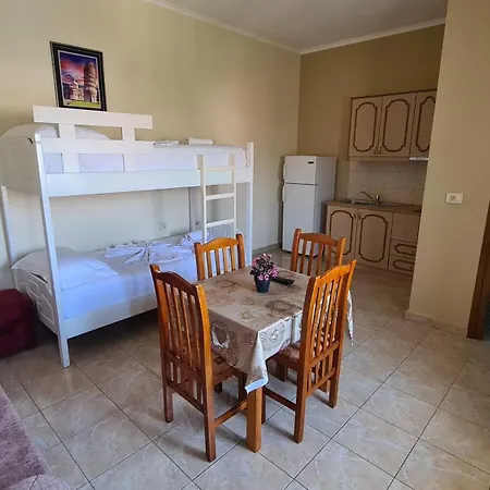 Reshat Caca Apartmanhotel 3*