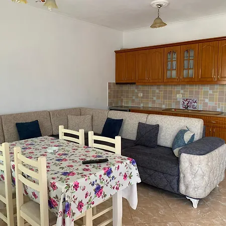 Apart-hotel Reshat Caca